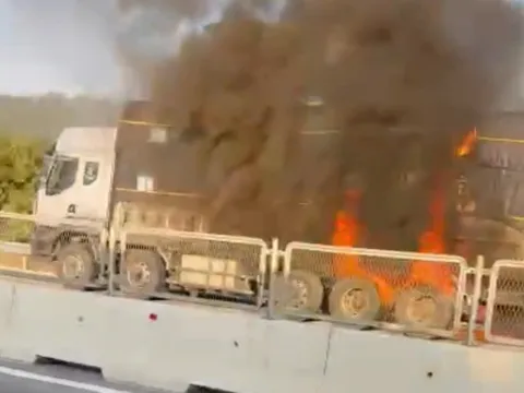 Cháy xe tải trên tuyến cao tốc Cam Lâm – Vĩnh Hảo, giao thông ùn ứ