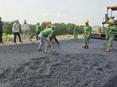 Đổ bê tông nhựa điểm đầu cao tốc ở An Giang chào mừng Đại hội XIV của Đảng