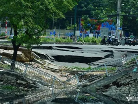 Phong tỏa khẩn cấp, quây bạt kín hiện trường vụ sạt lở ven kênh Tàu Hủ ở TPHCM