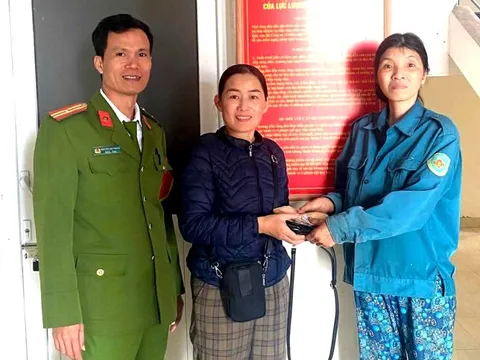 Người phụ nữ thu mua ve chai có hành động "đốn tim" nhiều người