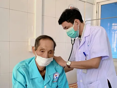 'Ho ra máu sét đánh' hơn 300ml mỗi lần, bệnh nhân 71 tuổi được cứu sống kịp thời