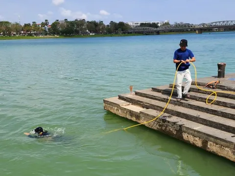 Thợ lặn ở Huế tìm thấy một cây vàng của người dân làm rơi dưới đáy sông Hương