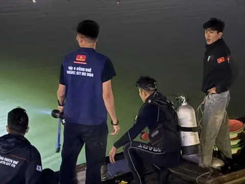 Quần thảo dưới sông Hương tìm kiếm 2 lượng vàng người dân đánh rơi