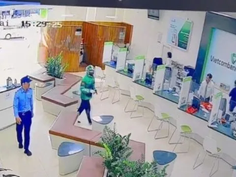 Truy bắt hai kẻ cầm vật giống súng cướp ngân hàng