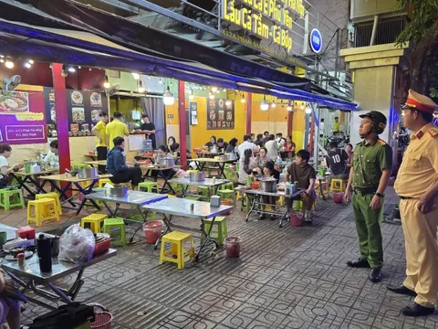 Xử lý hàng quán trên đường Phạm Văn Đồng, Nguyễn Xí, yêu cầu trả nguyên trạng vỉa hè cho người đi bộ