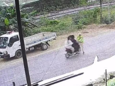 Cảnh sát giao thông bị xe máy kẹp ba tông gãy đùi khi ra tín hiệu dừng xe