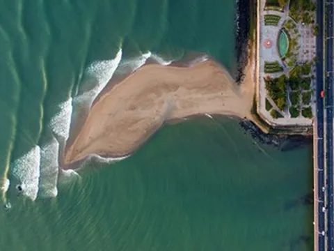 Cồn cát hình cá heo xuất hiện trên biển Nha Trang