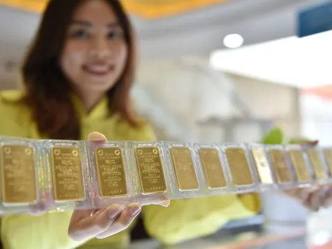 Giá vàng thế giới vượt 4.700 USD/ounce, giá bạc cũng hướng đến ngưỡng 100 USD/ounce