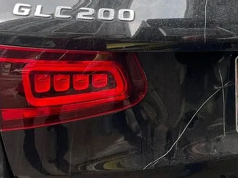 Công an vào cuộc vụ Mercedes GLC200 bị cào xước, bẻ gương, đập kính ở Hà Nội