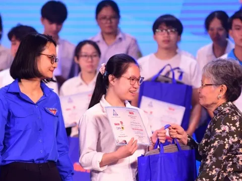 Trở về cùng xây dựng quê hương - Kỳ 8: Cầu nối những tấm lòng thiện nguyện vì đồng bào