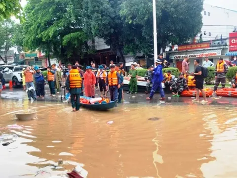 Khánh Hòa đã nhận tiền ủng hộ và trao hỗ trợ cho dân bị lũ lụt thế nào?