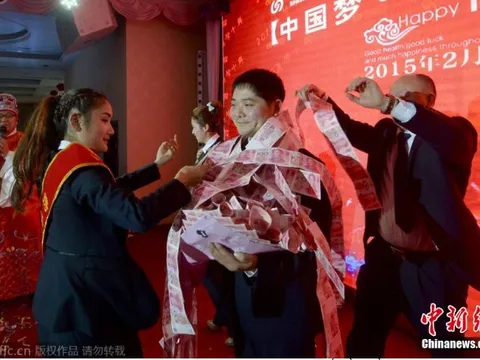 Thưởng Tết gây "sốt”: Đếm được bao nhiêu tiền, "đút túi" bấy nhiêu