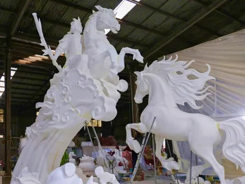 CLIP: Dùng robot chế tác linh vật ngựa độc đáo Tết Nguyên đán Bính Ngọ