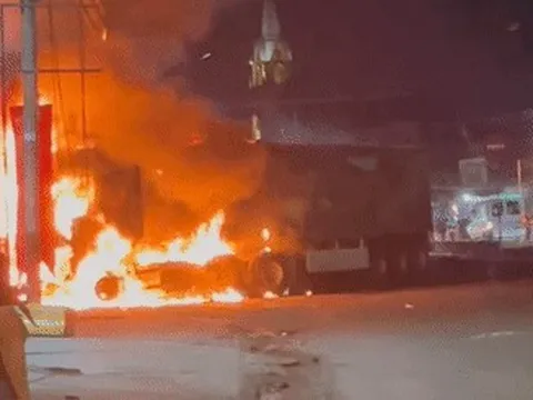 Xe container bốc cháy dữ dội sau tai nạn giao thông