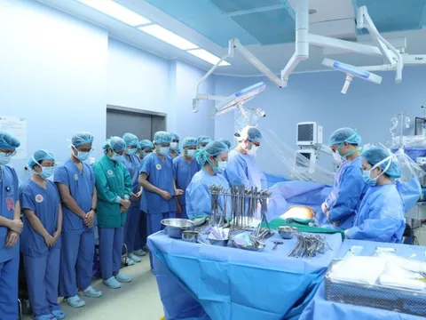 'Thắp sáng' nhiều cuộc đời từ nghĩa cử cao đẹp của nữ nhân viên y tế