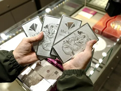 Giá vàng thế giới tiến sát 5.000 USD/ounce, giá bạc gần chạm 100 USD/ounce