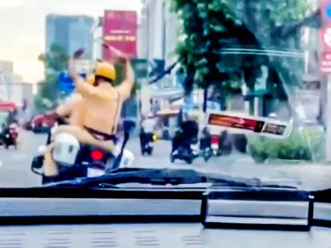 Sản phụ chuyển dạ trên xe taxi, cảnh sát giao thông dẫn đường đến Bệnh viện Từ Dũ kịp thời