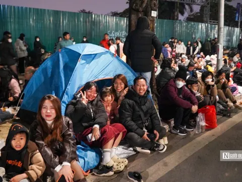 Người dân háo hức đi xem màn pháo hoa lớn nhất lịch sử mừng Đại hội Đảng