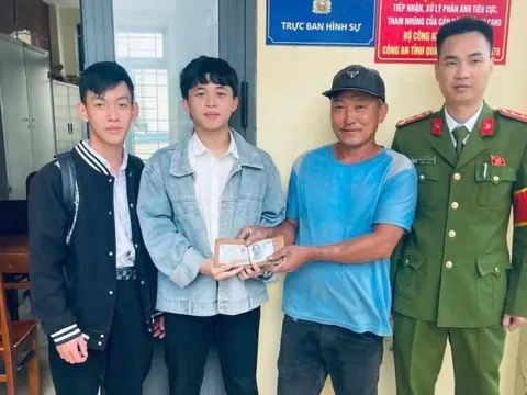 Hai nam sinh nhờ công an tìm người đánh rơi chiếc ví chứa số tiền lớn
