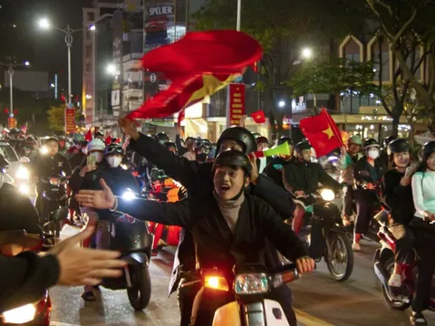 Du khách nước ngoài chung vui cùng người dân Đà Nẵng ăn mừng chiến thắng của U23 Việt Nam