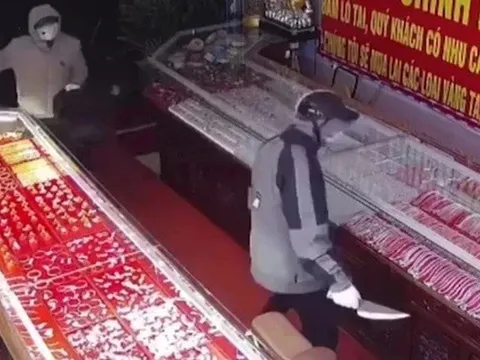 2 đối tượng táo tợn dùng dao bầu cướp tiệm vàng ở Ninh Bình