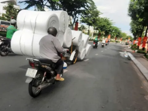 Xe máy "làm xiếc" đẩy xích lô