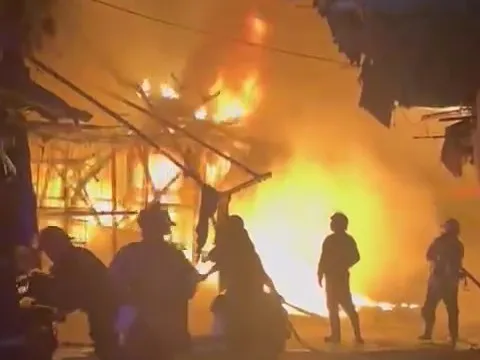 Cháy nhiều căn nhà ở phường Bình Đông, TP.HCM