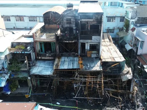 Vụ cháy ngay chợ Nhị Thiên Đường, phường Bình Đông: 4 căn nhà bị thiêu rụi hoàn toàn