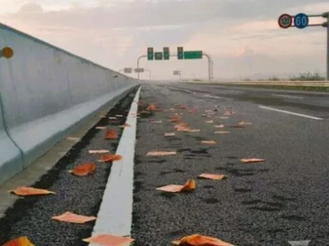 Thanh Hóa cấm rải vàng mã trên đường đưa tang