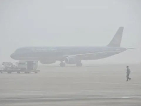 Nội Bài "tê liệt" tạm thời vì sương mù, nhiều chuyến bay phải bay vòng, hoãn cất cánh, chuyển hướng