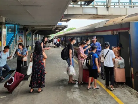 Về quê ăn Tết hay không khi đủ thứ để chi: Tiền xe cộ, quà cáp, lì xì...