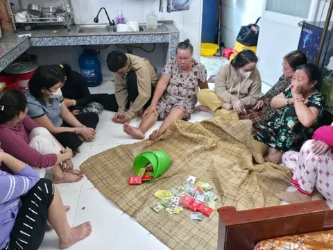 Bắt quả tang 9 “quý bà” cùng 1 ông đang đánh bài binh 6 lá