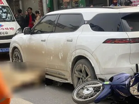 Ô tô đi lùi đâm 2 người trên phố ở Hà Nội, 1 nạn nhân tử vong tại chỗ