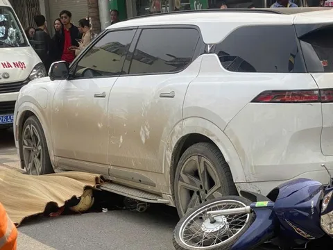 Ô tô lùi trúng 2 người trên phố ở Hà Nội, 1 phụ nữ tử vong