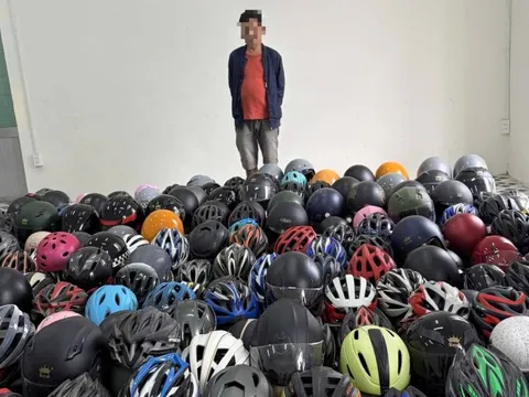 Đột kích điểm thu mua mũ bảo hiểm trộm cắp giữa trung tâm Đà Nẵng