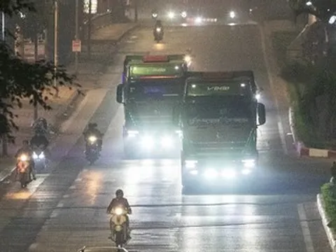 Ô tô lắp đèn siêu sáng gây cảnh 'mù tạm thời' cực nguy hiểm trên đường ở Hà Nội