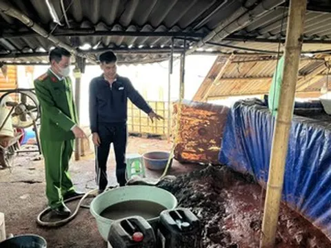 Phát hiện 2 xưởng phân kim xả hơn 6,7 tấn chất thải nguy hại ra ven sông Đuống