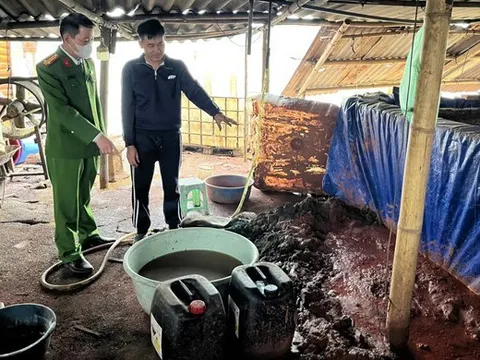 Tạm giữ 3 đối tượng vụ "xả trộm" hơn 6,7 tấn chất thải nguy hại ra sông Đuống