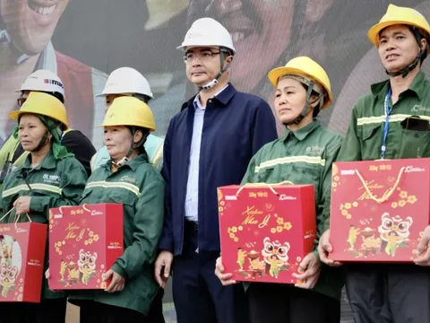 Trao quà Tết sớm cho 1.100 công nhân đang tham gia 'đại chỉnh trang' hồ Tây