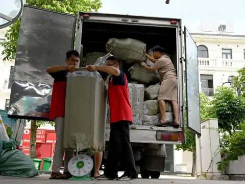 Sôi động dịch vụ giao hàng Tết