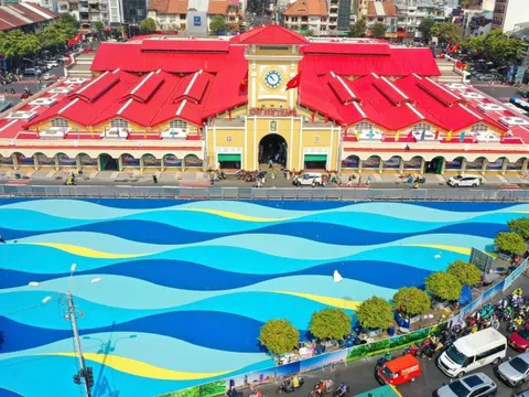 Công nhân xuyên đêm chỉnh trang, làm đẹp chợ Bến Thành, thương xá Tax, hồ Con Rùa