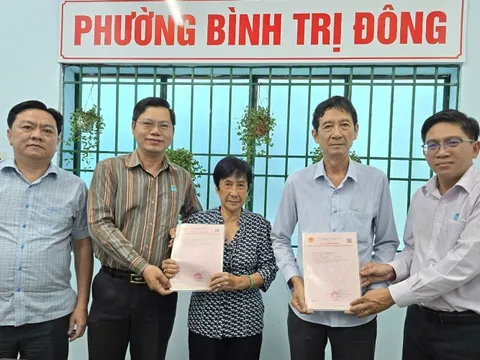 Chủ tịch phường Bình Trị Đông cấp sổ hồng cho 2 hộ dân hơn 30 năm đi đòi đất