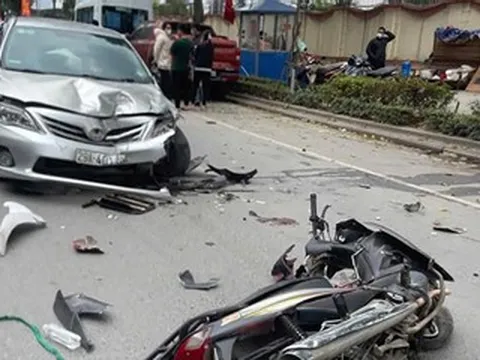 Ô tô con đâm liên hoàn 6 xe trên phố ở Hà Nội, ba người phải đi cấp cứu