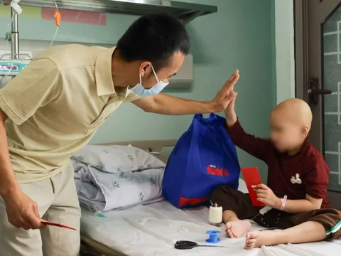 Ước mơ của Thúy mang Tết sớm đến bệnh nhi: ‘Có mọi người động viên, con không sợ ung thư nữa’