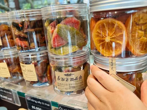 Săn đặc sản ăn chơi ngày Tết - Kỳ 5: Ngày xuân chuộng hoa lạ lạ, bánh mứt lành lành