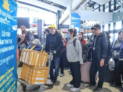 "Cháy vé" nhiều đường bay Tết từ TPHCM đi miền Trung, miền Bắc