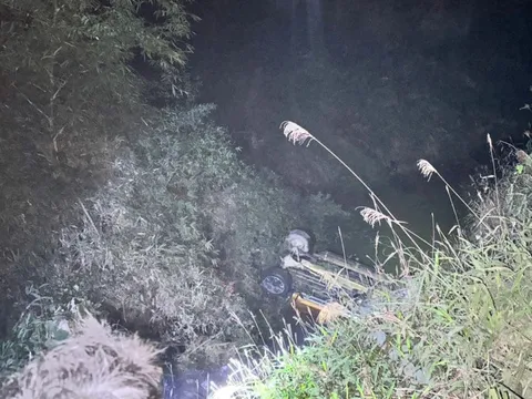 Xe bán tải lao xuống suối sâu lật ngửa, 2 người tử vong, 2 người bị thương