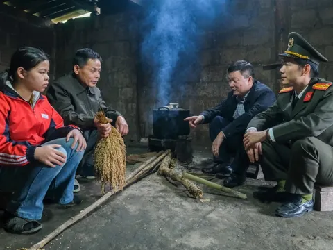 Những bao gạo đến vùng biên, Tết ấm hơn với học sinh nghèo