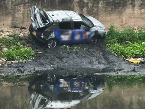 Ô tô lao xuống sông Nhuệ lúc rạng sáng do tài xế ngủ gật