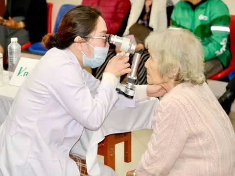 V.Rohto 20 năm mang đến hàng nghìn ca khám, mổ mắt miễn phí